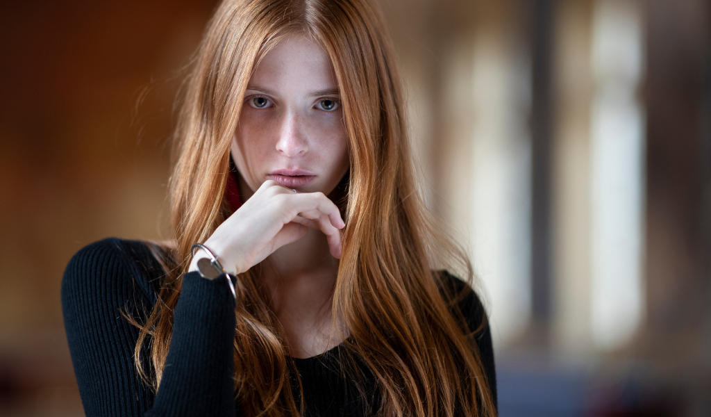 Милая девушка с длинными волосами без макияжа 