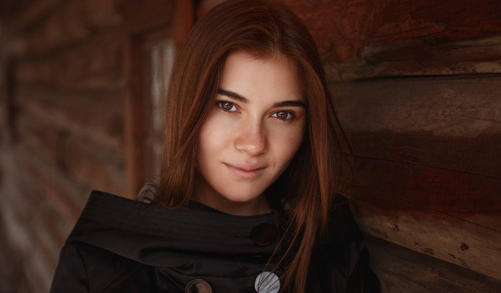 Настоящая девушка в черном плаще