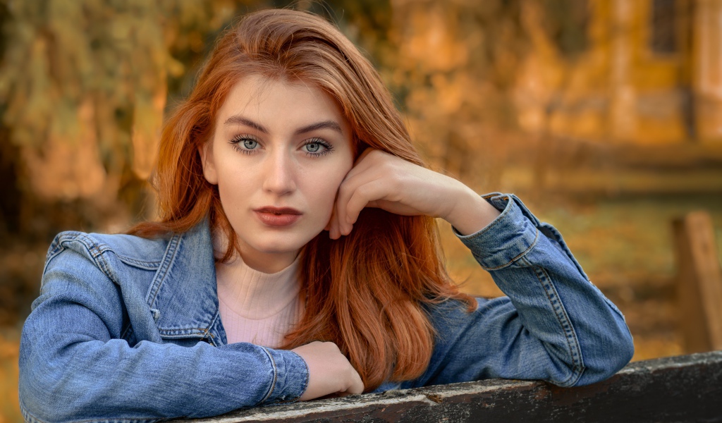 Рыжеволосая девушка в джинсовой куртке 