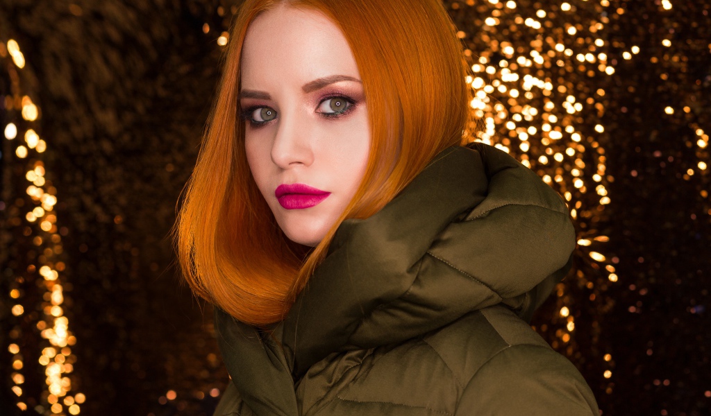 Рыжеволосая девушка на золотистом фоне 