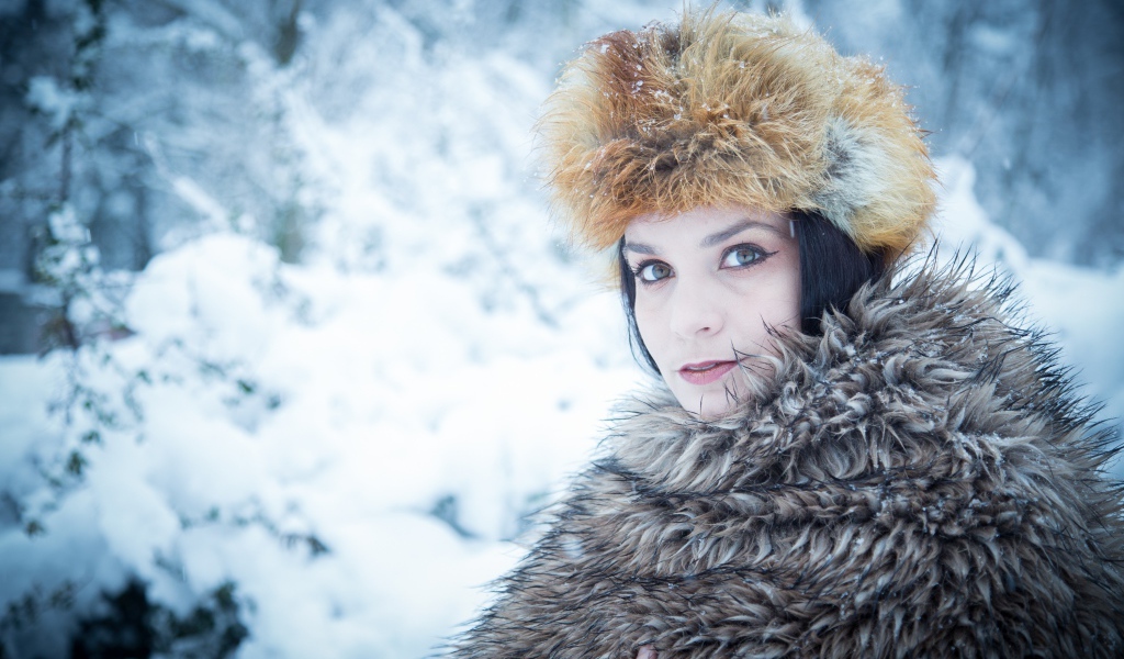 Русская женщина  в меховой накидке зимой