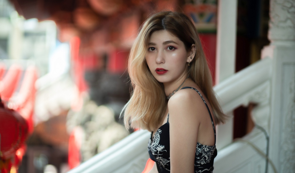 Грустный взгляд молодой стройной девушки