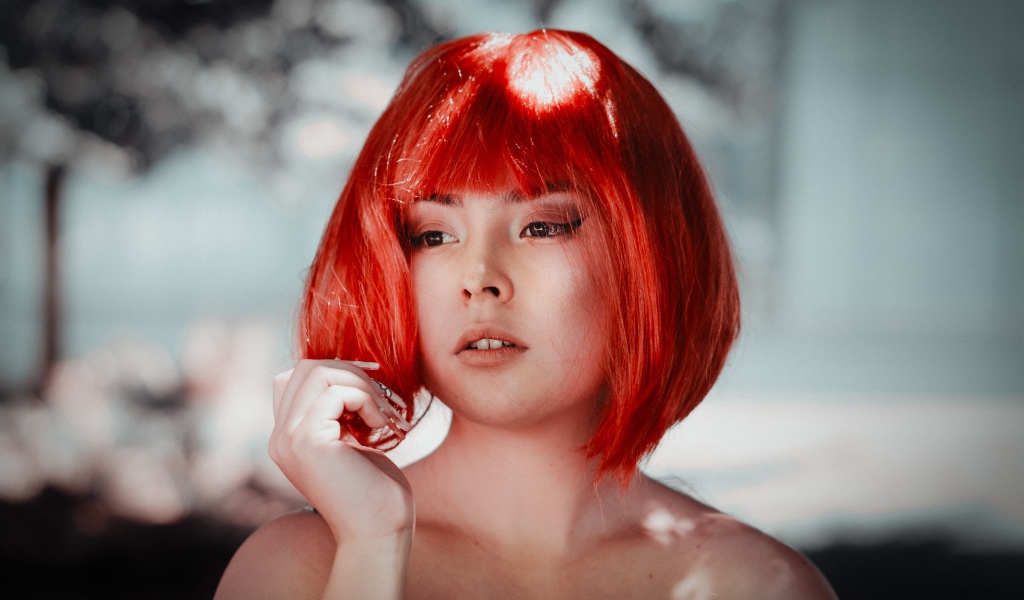 Грустная рыжеволосая девушка с карими глазами