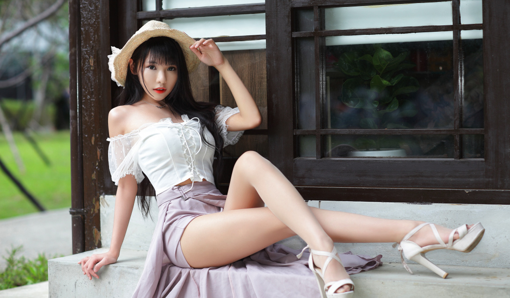 Стройная азиатка с длинными ногами у окна 