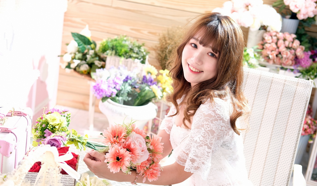 Улыбающаяся девушка азиатка в белом кружевном платье 