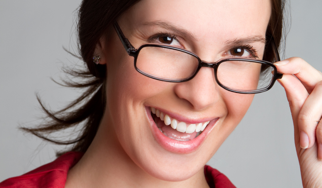 Улыбающаяся деловая женщина в очках