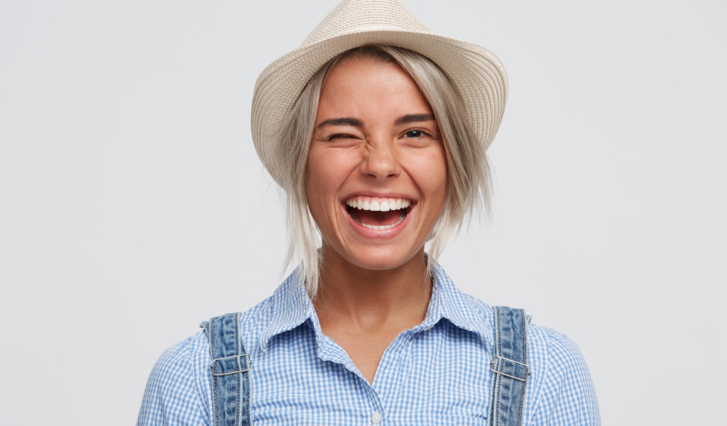 Улыбающаяся девушка фермер в шляпе 