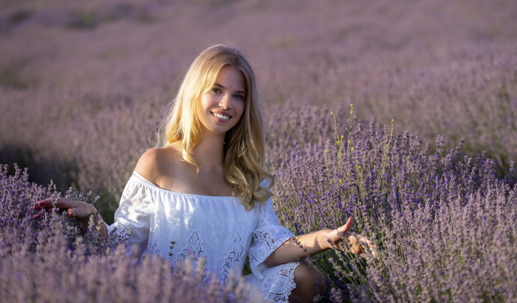 Улыбающаяся девушка в белом платье на лавандовом поле 
