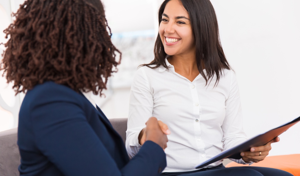 Улыбающаяся девушка заключила удачную сделку