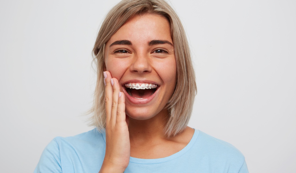 Улыбающаяся девушка с брекетами 
