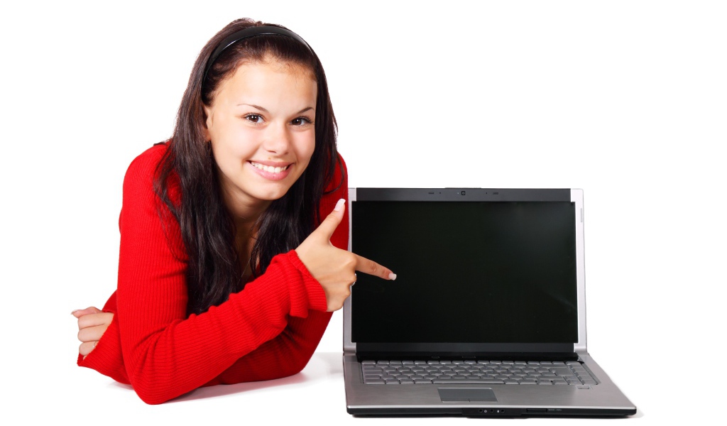 Улыбающаяся девушка с ноутбуком на белом фоне