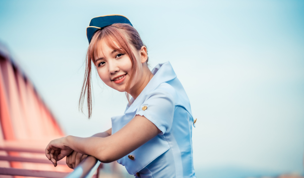 Девушка стюардесса в синей рубашке 