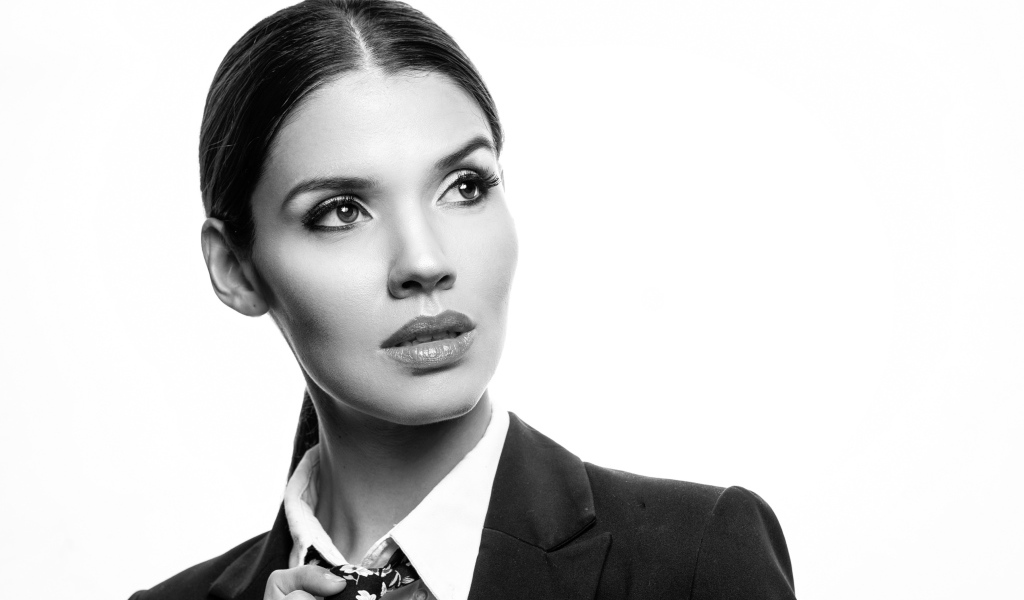 Стильная девушка в костюме на белом фоне