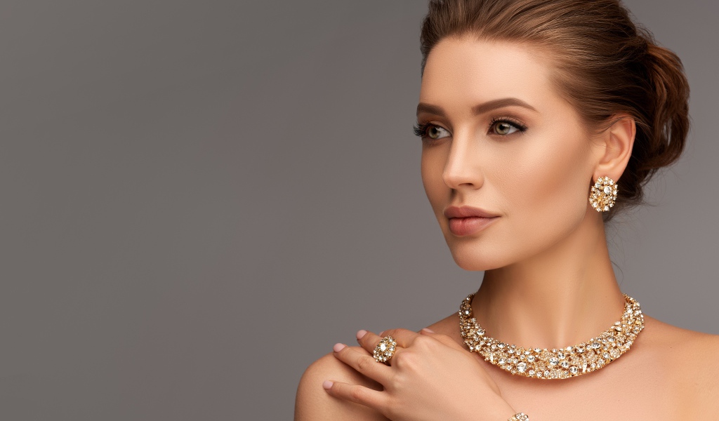 Стильная женщина с дорогими украшениями на теле 