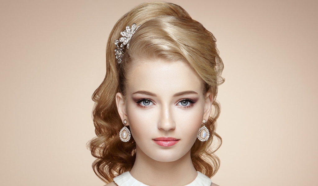 Нежная красивая светловолосая девушка с дорогими украшениями