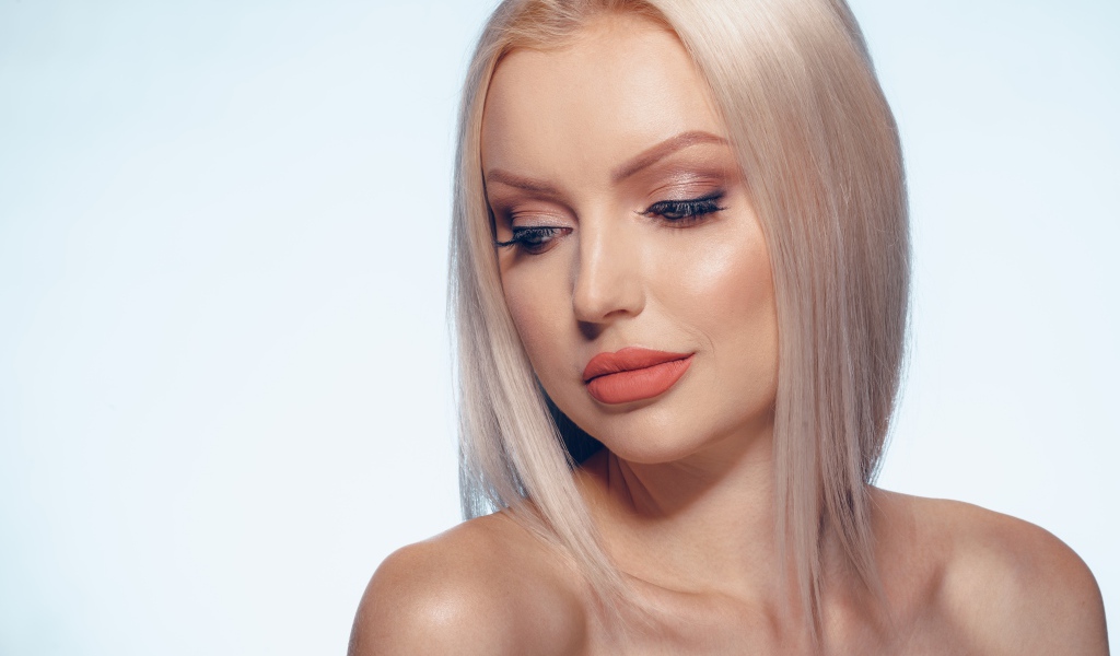 Нежная блондинка с красивым макияжем на лице