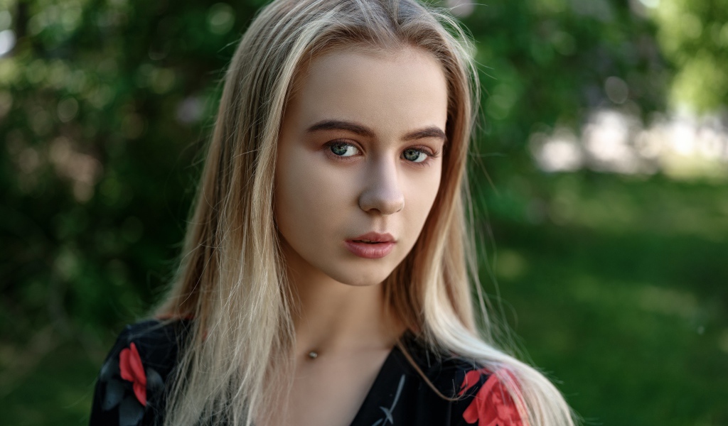 Нежная зеленоглазая блондинка в платье  