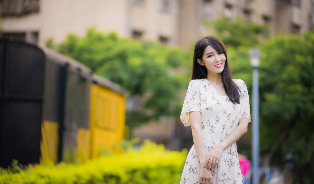 Нежная улыбающаяся азиатка в красивом платье 