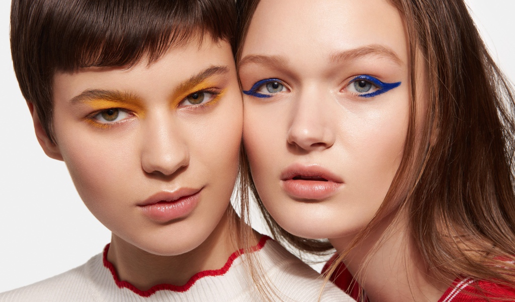 Две красивые девушки подруги с ярким макияжем