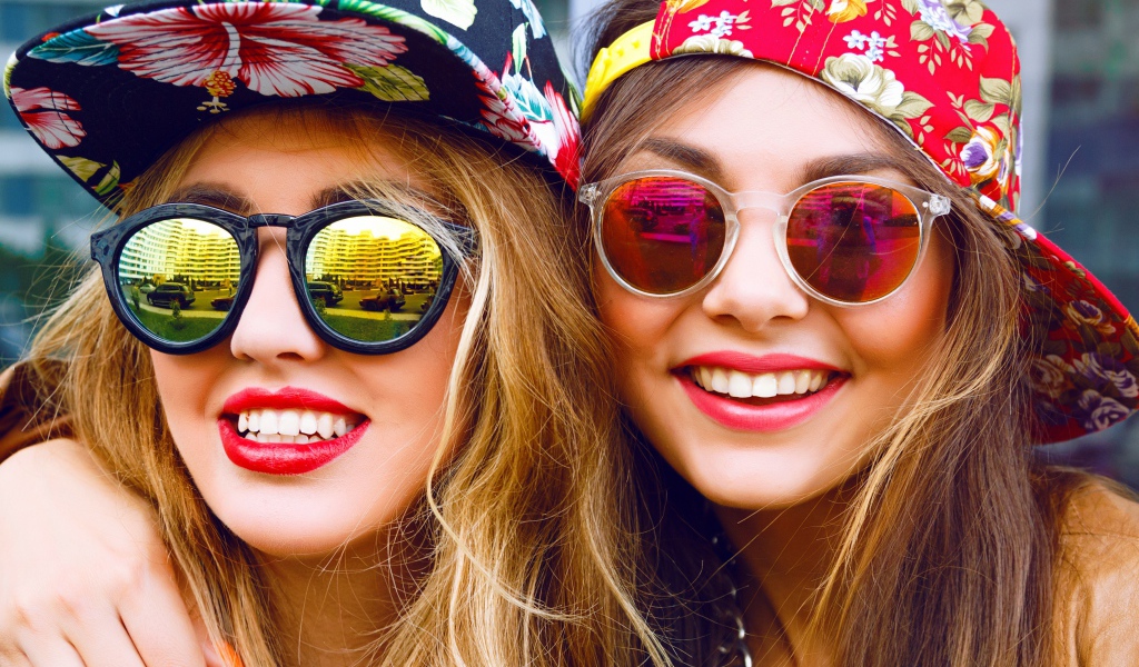 Две улыбающиеся девушки в солнечных лучах