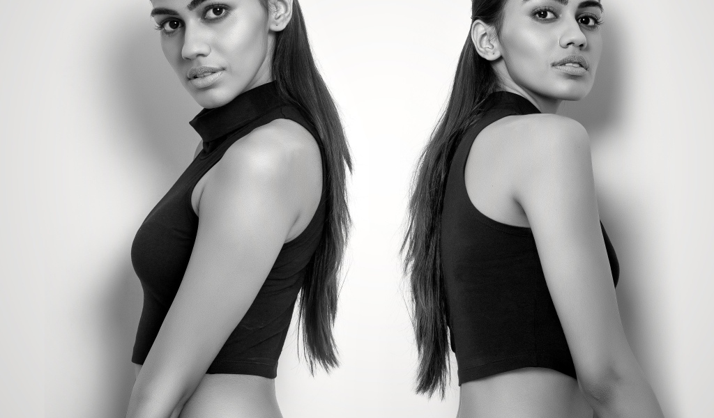 Две девушки сестры - близняшки черно -белое фото 