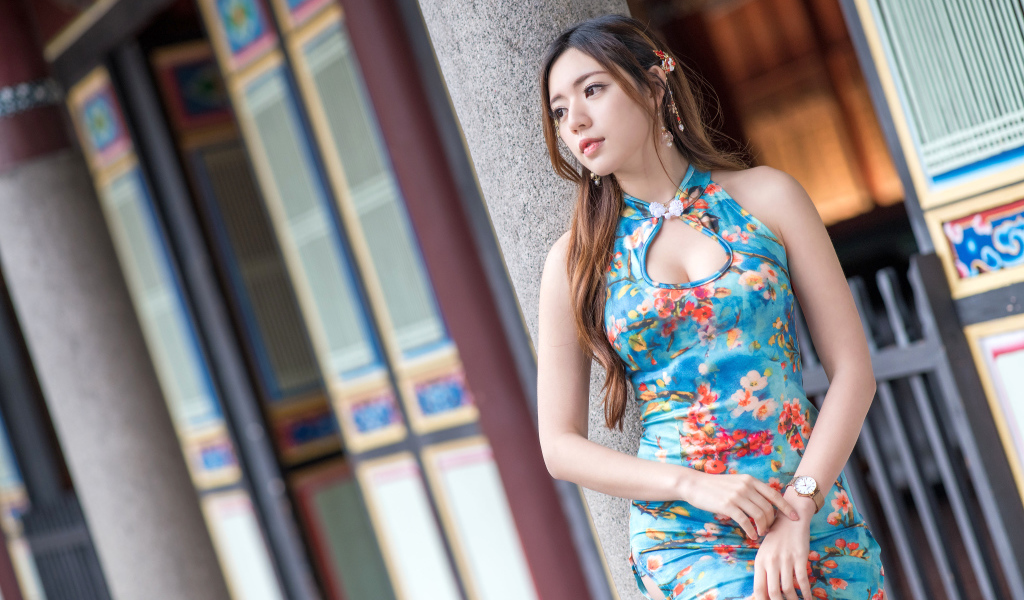 Молодая девушка азиатка в коротком платье 