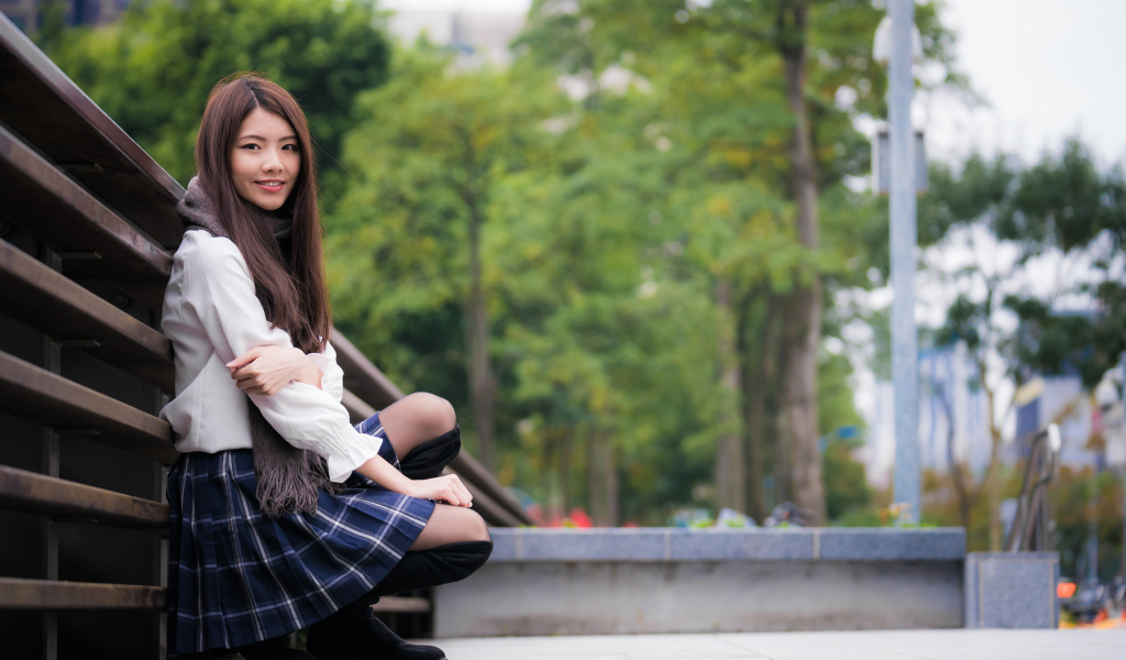 Молодая девушка азиатка в черных сапогах