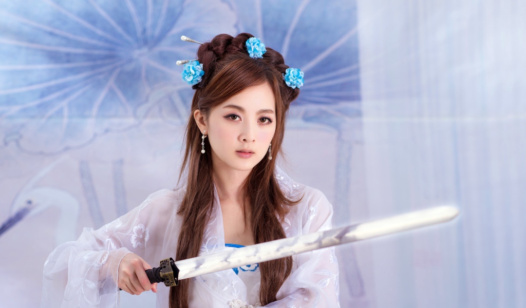 Молодая девушка азиатка с мечом в руках 