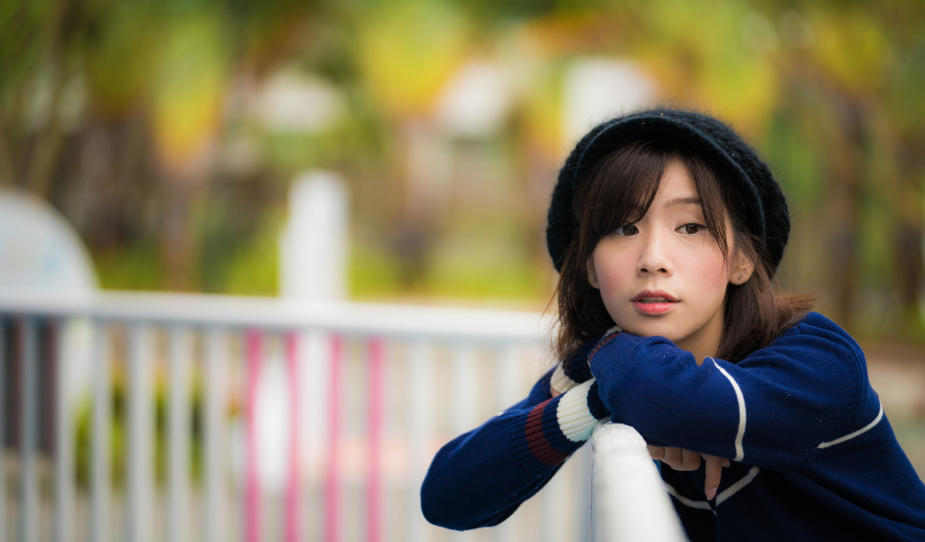 Молодая азиатка в черном берете в парке