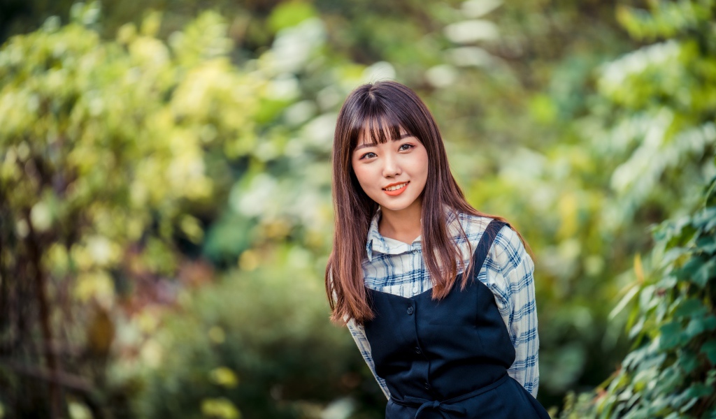 Молодая азиатка в рубашке и черном платье