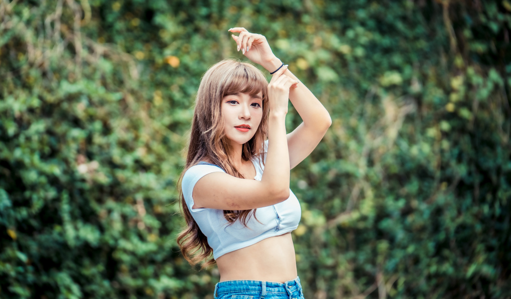 Молодая азиатка подняла руки вверх 