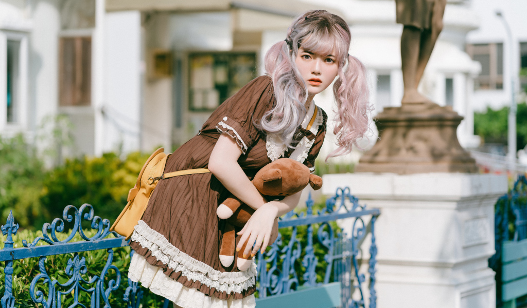 Молодая азиатка с игрушечным медведем в руках