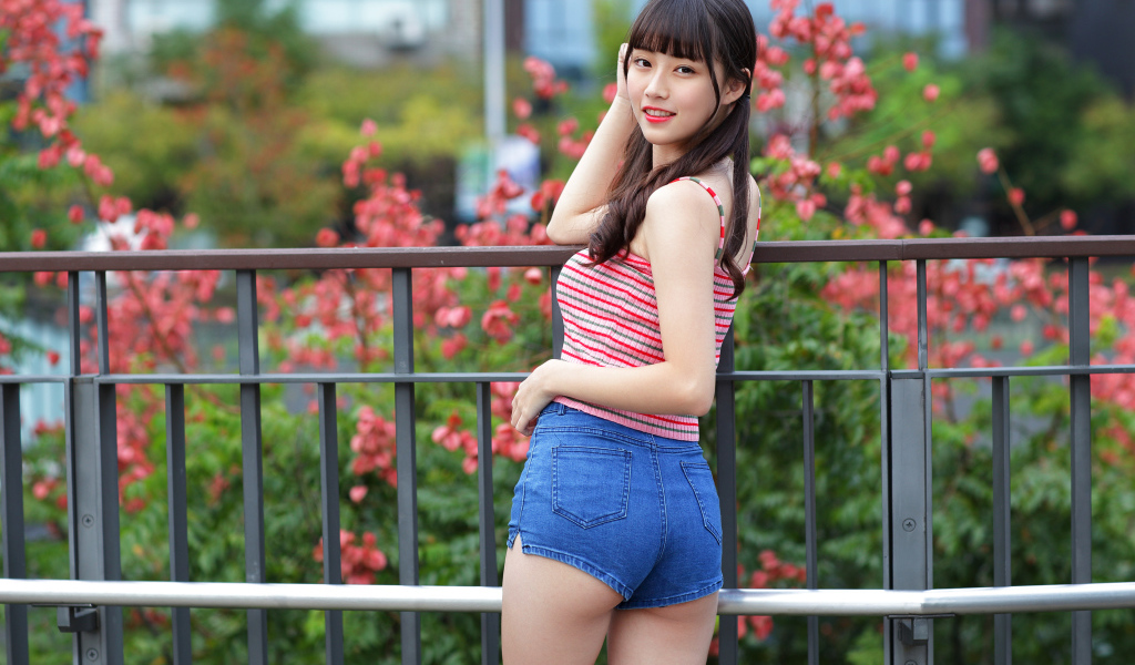 Молодая азиатка в коротких шортах 