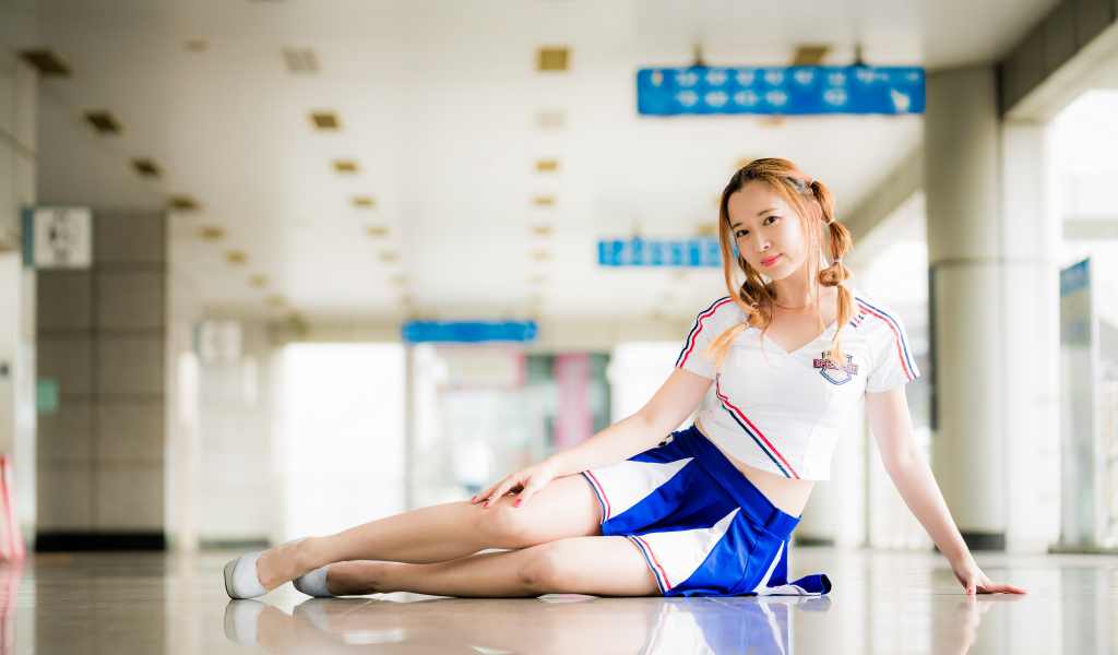 Молодая спортивная азиатка в форме в спортзале 