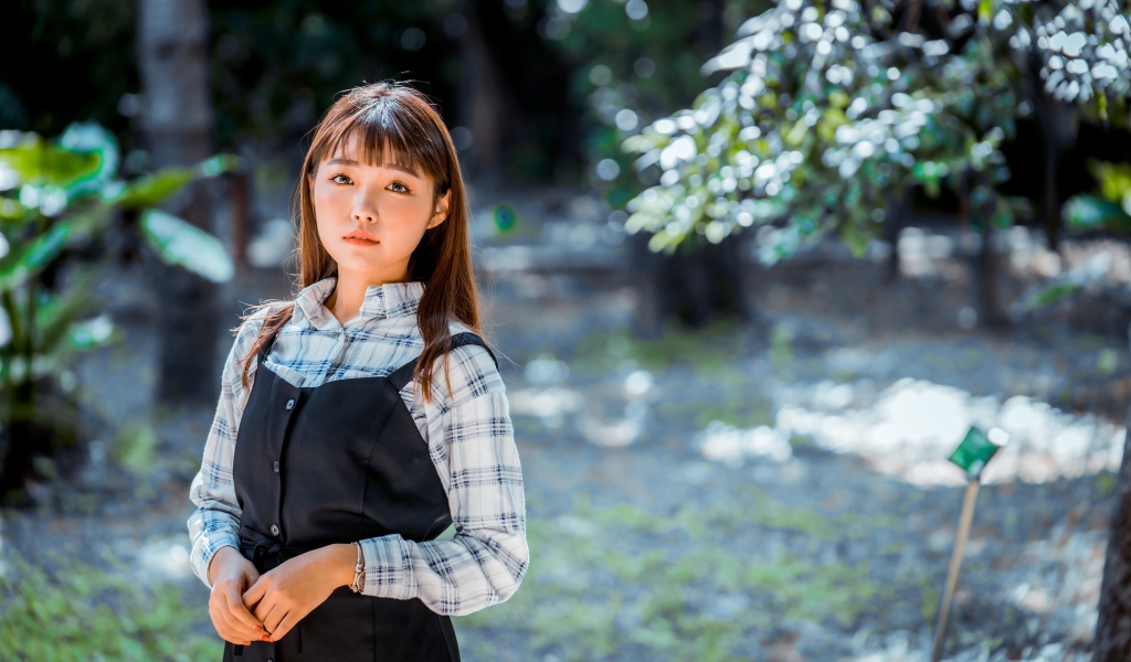 Молодая девушка в черном сарафане и рубашке 