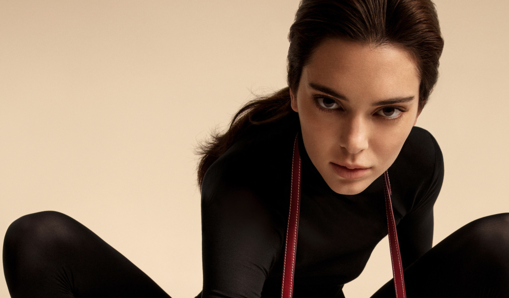 Американская супермодель Кендалл Дженнер в черном костюме