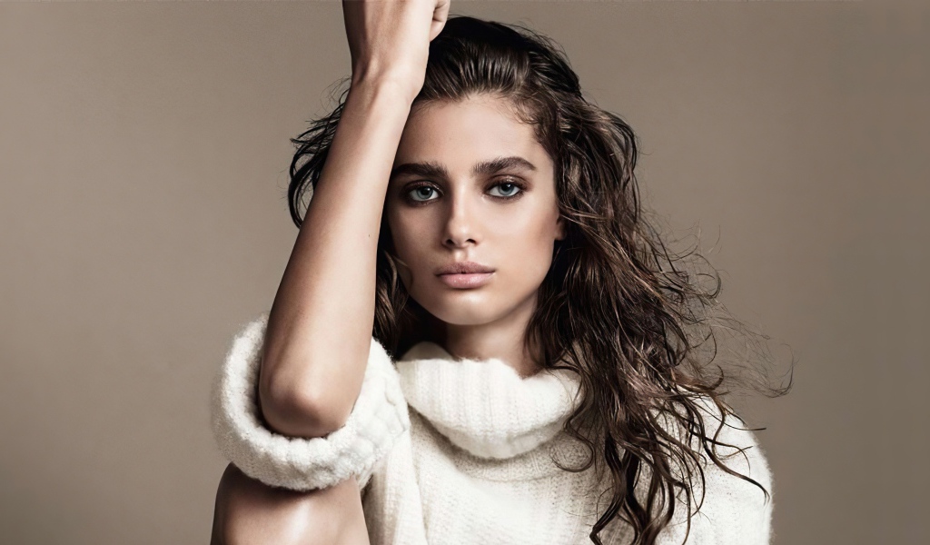 Американская супермодель Тейлор Хилл в белом свитере