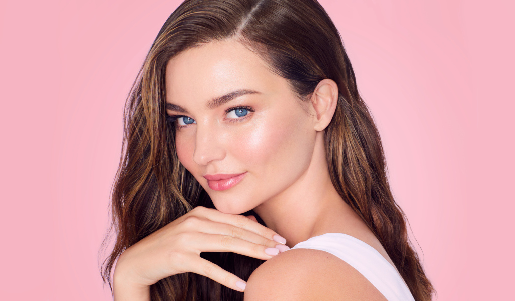 Австралийская модель Миранда Керр на розовом фоне