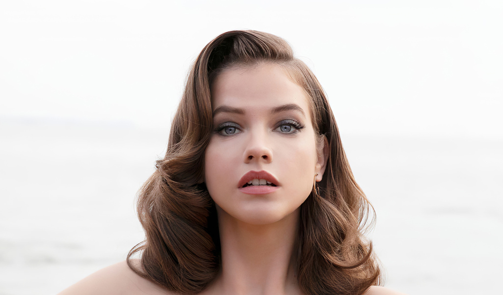 Красивая нежная девушка модель Барбара Палвин на белом фоне