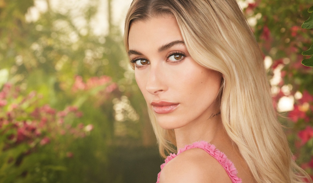 Милая кареглазая девушка модель Хейли Болдуин