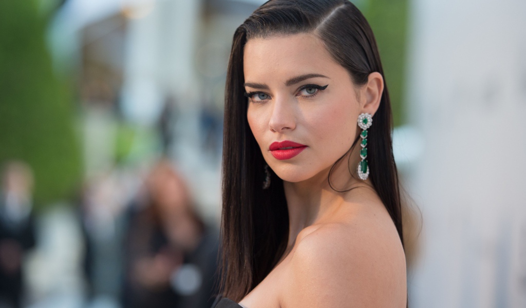 Модель Адриана Лима с красивыми украшениями 