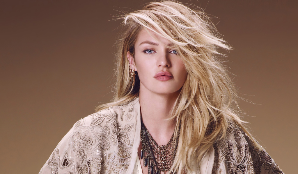 Модель Кэндис Свейнпол с голубыми глазами 