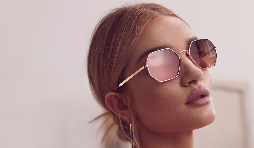 Модель Роузи Хантингтон-Уайтли в очках крупным планом