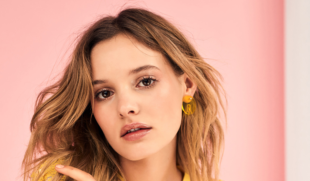 Модель Пейдж Рейфлер на розовом фоне