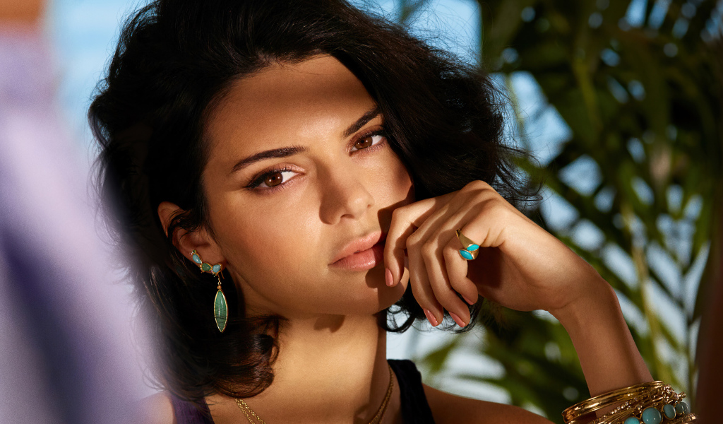 Кареглазая девушка с короткой стрижкой, актриса Кендалл Дженнер