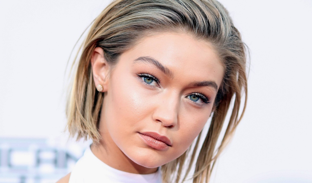 Блондинка с короткой стрижкой, модель Джиджи Хадид