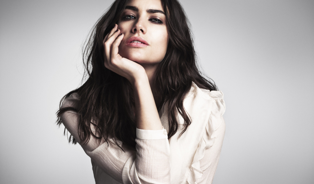 Южноафриканская модель Лорен Меллор на сером фоне