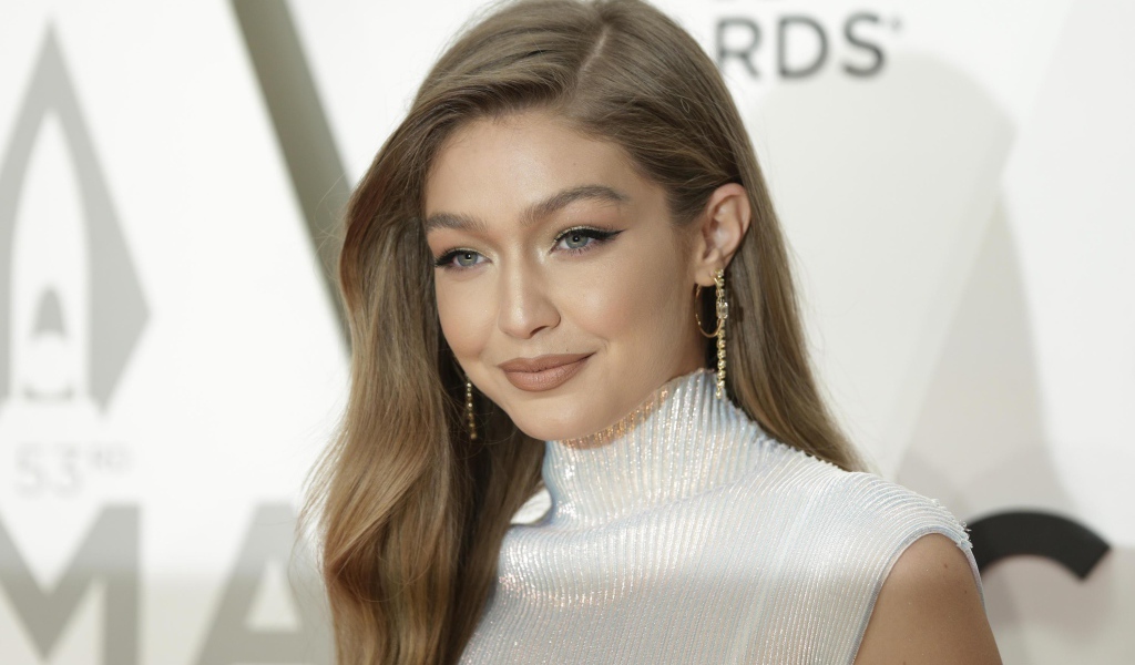 Стильна девушка с длинными волосами, модель Джиджи Хадид 