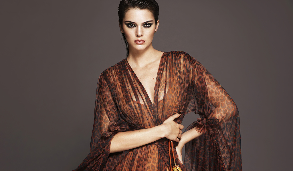 Супермодель Кендалл Дженнер в леопардовом платье на сером фоне