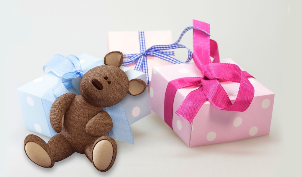 Подарки и медвежонок на белом фоне